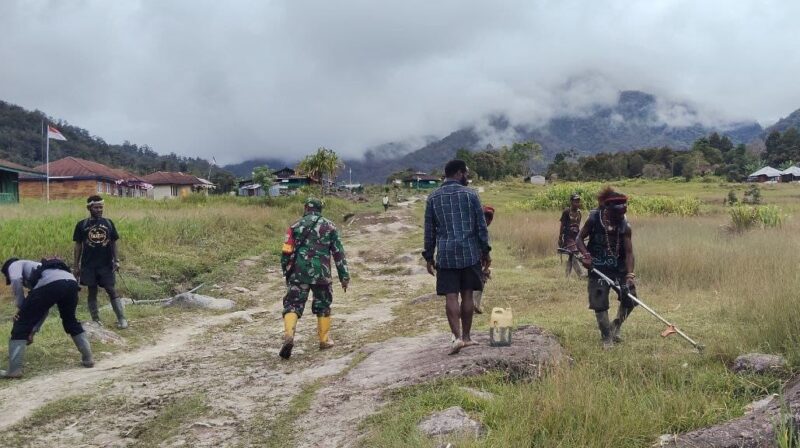 Babinsa Koramil 1710-05/Jila dipimpin Sertu Melvin bersama masyarakat melaksanakan kerja bakti pembersihan lingkungan kampung di Kampung Bomogin
