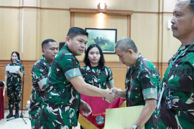 Wakapuspen TNI Kolonel Arh Osmar Silalahi, secara resmi menutup Penataran Penerangan Terintegrasi Puspen TNI Tahun 2025