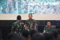Panglima TNI Jenderal TNI Agus Subiyanto memberikan pengarahan kepada personel purna tugas kontingen Latihan Bersama (Latma) Pertempuran Kota