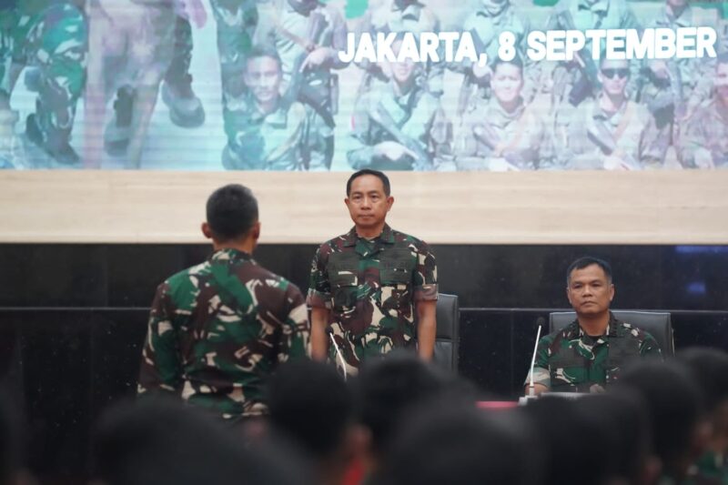 Panglima TNI Jenderal TNI Agus Subiyanto memberikan pengarahan kepada personel purna tugas kontingen Latihan Bersama (Latma) Pertempuran Kota