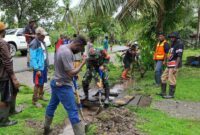 Babinsa Koramil 1710-07/Mapurujaya, Sertu Yulius Nampe bersama warga melaksanakan kerja bakti membersihkan drainase