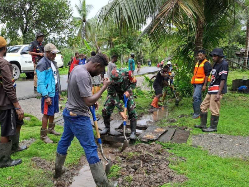 Babinsa Koramil 1710-07/Mapurujaya, Sertu Yulius Nampe bersama warga melaksanakan kerja bakti membersihkan drainase