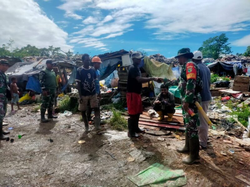 Babinsa Koramil 1710-03/Kuala Kencana, Kodim 1710/Mimika Serka Nurkholis terus melaksanakan Komunikasi Sosial (Komsos)