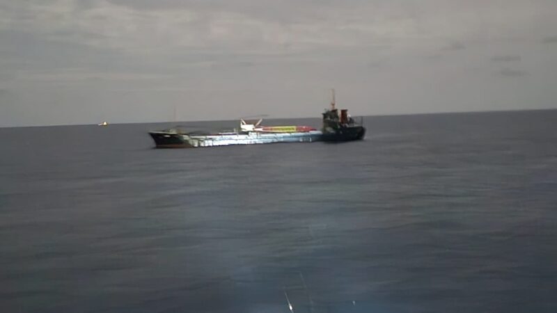 Unsur patroli Bakamla RI, KN. Pulau Nipah-321 yang dikomandani oleh Letkol Bakamla Andi Christy Mahendra, berhasil mengevakuasi kapal MV Leann