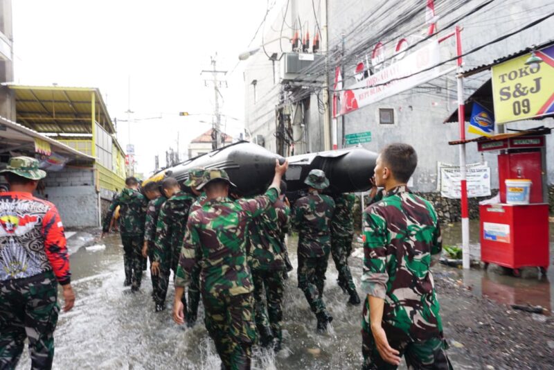 Pangdam IX/Udayana Mayjen TNI Piek Budyakto langsung mengerahkan personel Kodim 1611/Badung lengkap dengan 4 unit perahu karet LCR