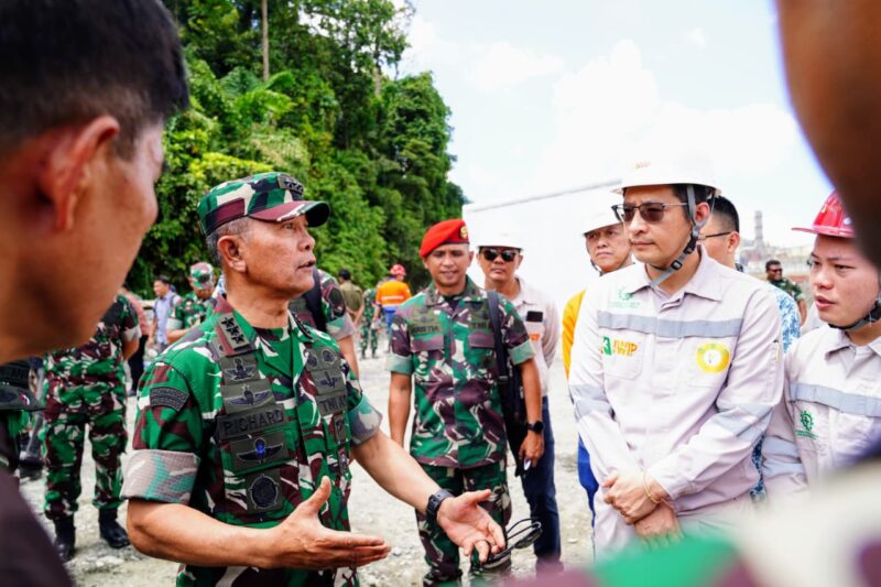 Kepala Staf Umum (Kasum) TNILetjen TNI Richard Tampubolon bersama Kepala Jaksa Agung Muda Tindak Pidana Khusus (Kajampidsus) Febrie Adriansyah