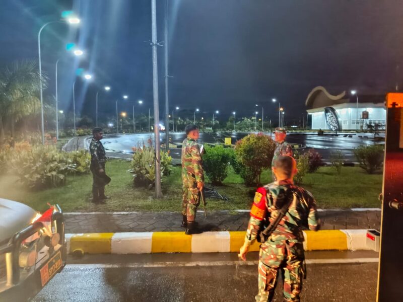 Kodim 1710/Mimika menggelar patroli wilayah di seputaran kota Timika yang dipimpin Danramil 1710-03/Kuala Kencana, Kapten Inf Agustinus Samba Palangiran