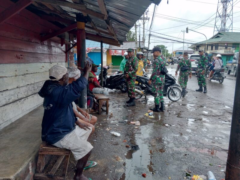 Kodim 1710/Mimika terus menunjukkan komitmennya dalam menjaga keamanan dan ketertiban masyarakat dengan menggelar patroli