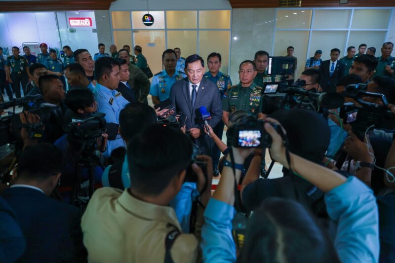 Panglima TNI Jenderal TNI Agus Subiyanto bersama Menteri Pertahanan (Menhan) RI Sjafrie Sjamsoeddin