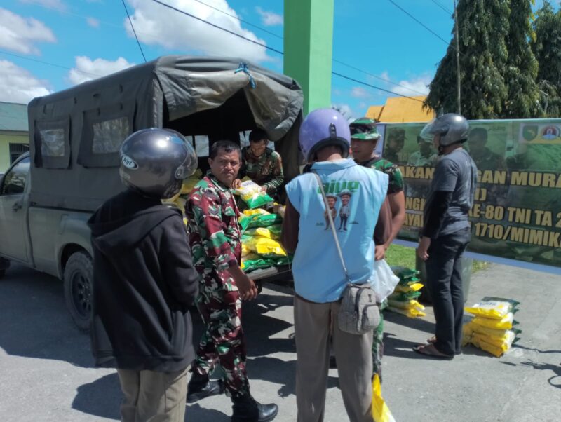 Kodim 1710/Mimika menggelar Gerakan Pangan Murah di Koramil 1710-02/Timika, Jl. Yos Sudarso, Distrik Mimika Baru