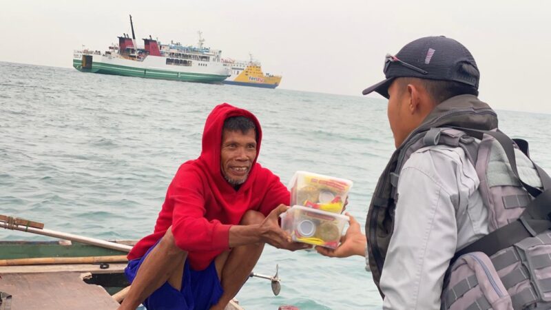 KN. Tanjung Datu-301 dengan menggelar kegiatan Jumat Berkah berupa pembagian paket sembako dan edukasi keselamatan