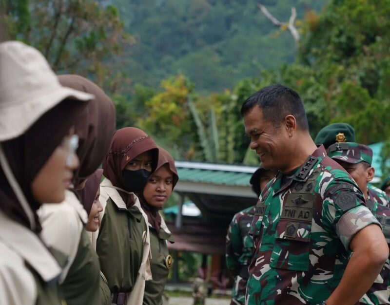 Wakil Panglima TNI Jenderal TNI Tandyo Budi R. meninjau langsung pelaksanaan program Korps Kadet Republik Indonesia (KKRI)