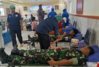 Prajurit TNI dari Kodim 1710/Mimika bersama satuan TNI se-Garnisun Mimika menggelar bakti sosial donor darah dan pengobatan umum