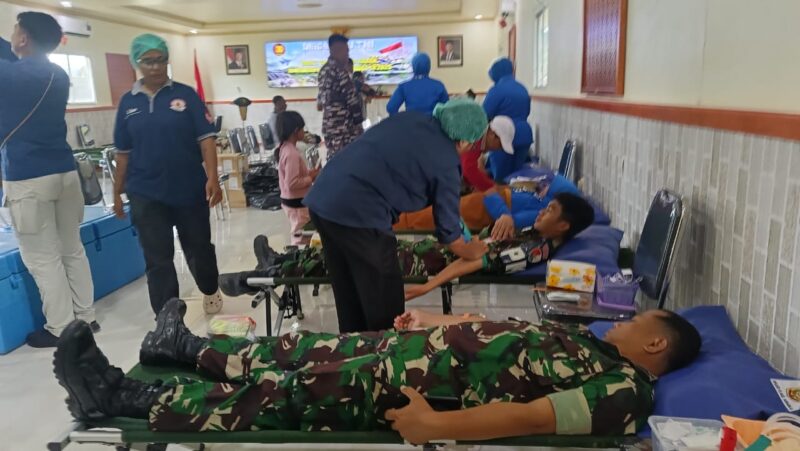 Prajurit TNI dari Kodim 1710/Mimika bersama satuan TNI se-Garnisun Mimika menggelar bakti sosial donor darah dan pengobatan umum