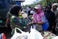 Rangkaian Pesta Rakyat HUT ke-80 TNI sebanyak 15.000 porsi makan gratis dibagikan untuk masyarakat