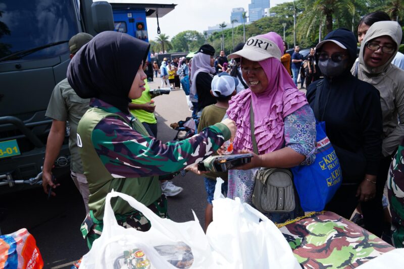 Rangkaian Pesta Rakyat HUT ke-80 TNI sebanyak 15.000 porsi makan gratis dibagikan untuk masyarakat