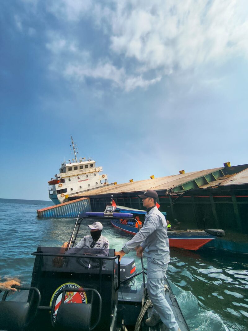 Bakamla RI melalui unsur Rigid Inflatable Boat (RIB)-8707 bergerak cepat melaksanakan quick response awal terhadap kecelakaan kapal