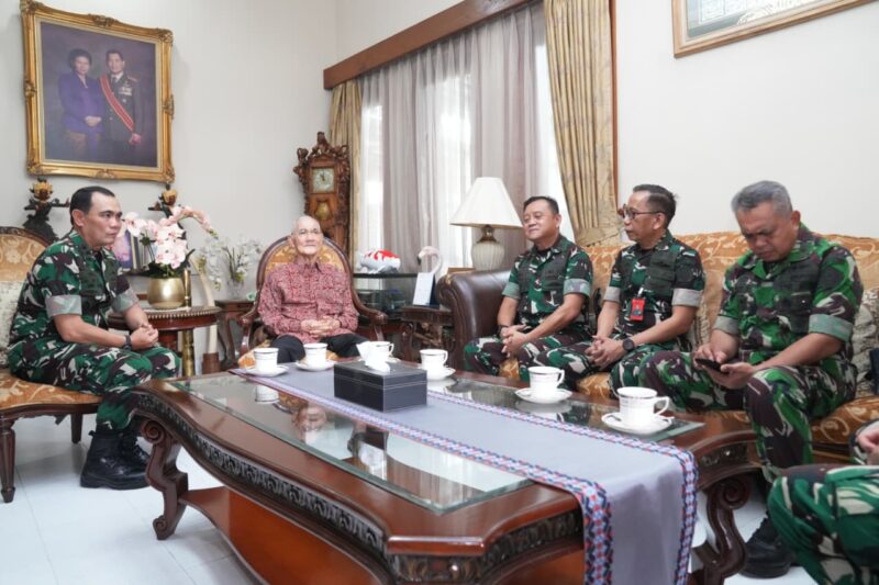 Tentara Nasional Indonesia (TNI) melaksanakan anjangsana ke kediaman mantan Panglima TNI ke-10, Jenderal TNI (Purn) Try Sutrisno