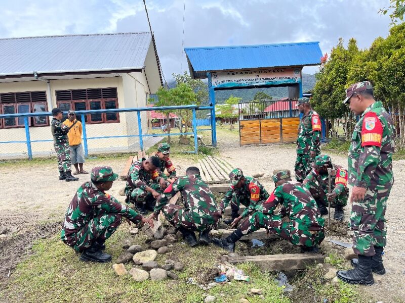 Babinsa Koramil 1715-01/Oksibil Kodim 1715/Yahukimo melaksanakan karya bakti di Kesusteran (GH) dan Gereja Gidi Kampung Ngutok