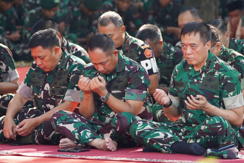 Panglima TNI Jenderal TNI Agus Subiyanto bersama ribuan prajurit TNI menggelar doa Istighosah di Kawasan Monumen Nasional