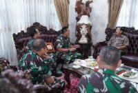 Komandan Jenderal (Danjen) Akademi TNI Letjen TNI R. Sidharta Wisnu Graha bersilaturahmi ke kediaman mantan Panglima TNI