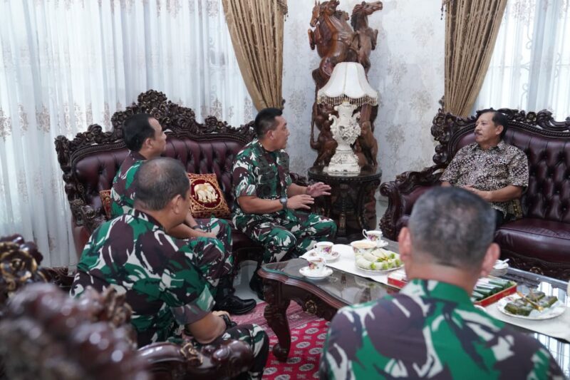 Komandan Jenderal (Danjen) Akademi TNI Letjen TNI R. Sidharta Wisnu Graha bersilaturahmi ke kediaman mantan Panglima TNI