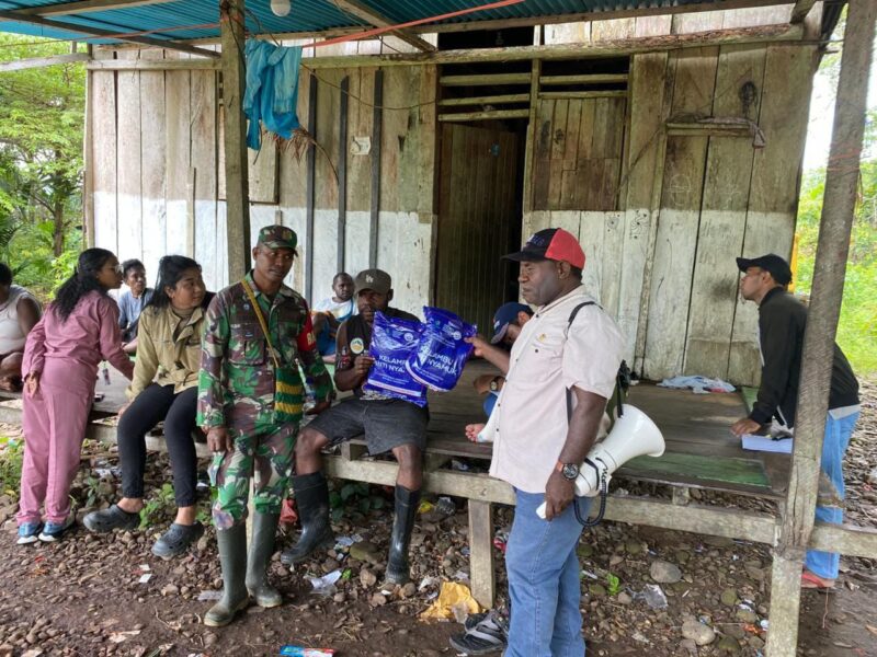 Babinsa Koramil 1710-06/Agimuga Serda Herman Ohoiwutun dalam kegiatan Binternya kali ini melaksanakan pendampingan Nakes dari Puskesmas