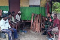 Babinsa Koramil 1710-07/Mapurujaya, Sertu Tangkas Budiono melaksanakan kegiatan Komunikasi Sosial (Komsos) bersama Kepala Kampung