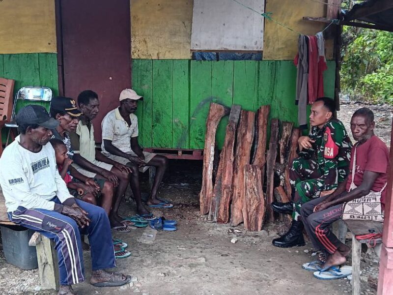 Babinsa Koramil 1710-07/Mapurujaya, Sertu Tangkas Budiono melaksanakan kegiatan Komunikasi Sosial (Komsos) bersama Kepala Kampung