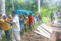 Satgas TMMD Kodim 1505/Tidore menunjukkan kepedulian sosial yang tinggi dengan membantu proses pemakaman salah satu warga yang meninggal