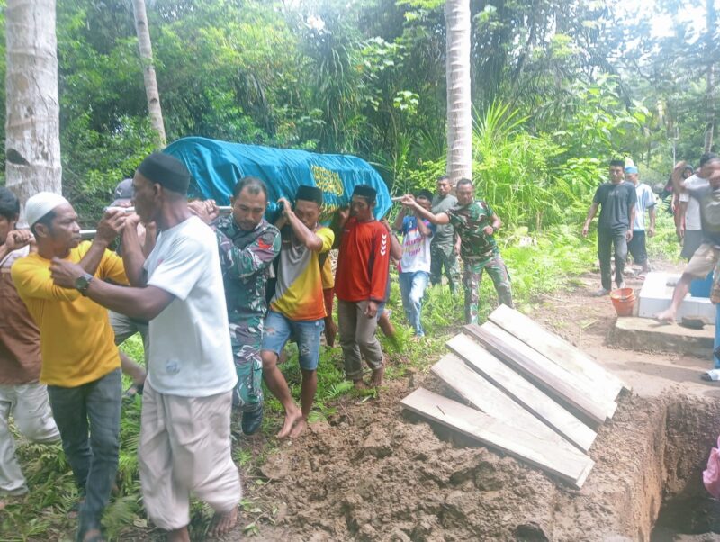 Satgas TMMD Kodim 1505/Tidore menunjukkan kepedulian sosial yang tinggi dengan membantu proses pemakaman salah satu warga yang meninggal