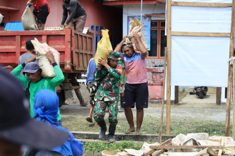 Personel Satgas TNI Manunggal Membangun Desa (TMMD) ke-126 Kodim 1505/Tidore bersama masyarakat Desa Wama, Kecamatan Oba Selatan