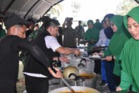 Kodim 1710/Mimika bersama Kogabwilhan III kolaborasi dengan Youtuber Bobon Santoso menggelar Masak Besar dan Olahraga Bersama