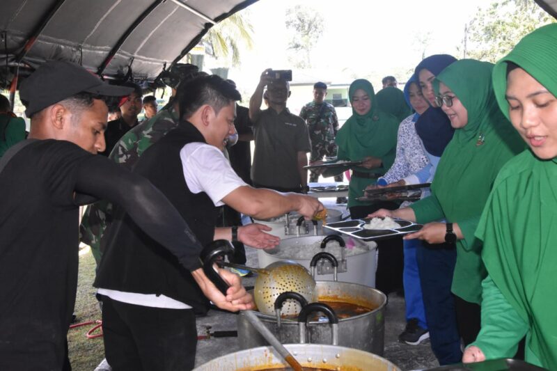 Kodim 1710/Mimika bersama Kogabwilhan III kolaborasi dengan Youtuber Bobon Santoso menggelar Masak Besar dan Olahraga Bersama