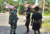 Babinsa Koramil 1710-02/Timika, Sertu Ruhuputi, melaksanakan kegiatan Komunikasi Sosial (Komsos) bersama warga