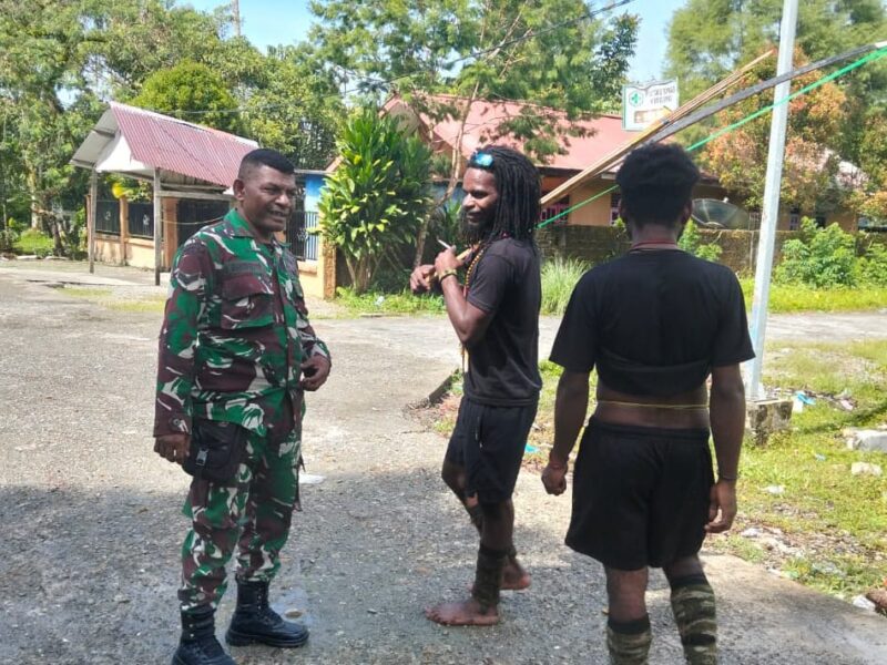 Babinsa Koramil 1710-02/Timika, Sertu Ruhuputi, melaksanakan kegiatan Komunikasi Sosial (Komsos) bersama warga