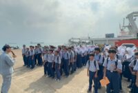 SMPN 1 Bojonegara melaksanakan shiptour edukatif ke KN. Tanjung Datu-301, yang tengah bersandar di Dermaga Golden Key, Cilegon