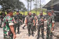 Komandan Kodim 1710/Mimika, Letkol Inf M. Slamet Wijaya, S.Sos., M.Han., M.A., mendampingi Pangdam XVII/Cenderawasih, Mayjen TNI Amrin Ibrahim