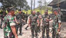 Komandan Kodim 1710/Mimika, Letkol Inf M. Slamet Wijaya, S.Sos., M.Han., M.A., mendampingi Pangdam XVII/Cenderawasih, Mayjen TNI Amrin Ibrahim