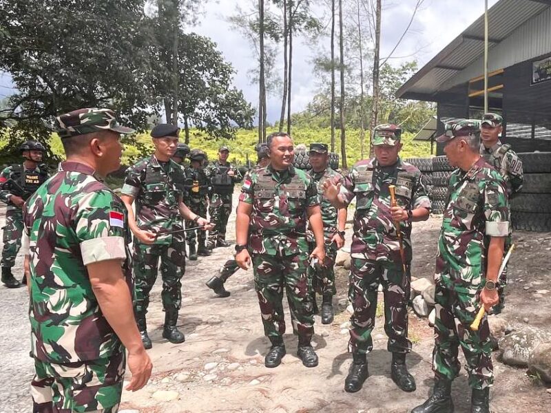 Komandan Kodim 1710/Mimika, Letkol Inf M. Slamet Wijaya, S.Sos., M.Han., M.A., mendampingi Pangdam XVII/Cenderawasih, Mayjen TNI Amrin Ibrahim