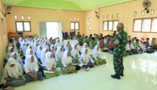Satuan Tugas TNI Manunggal Membangun Desa (TMMD) ke-126 Kodim 1505/Tidore memberikan materi Wawasan Kebangsaan kepada para pelajar