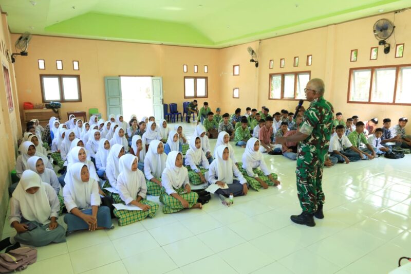 Satuan Tugas TNI Manunggal Membangun Desa (TMMD) ke-126 Kodim 1505/Tidore memberikan materi Wawasan Kebangsaan kepada para pelajar