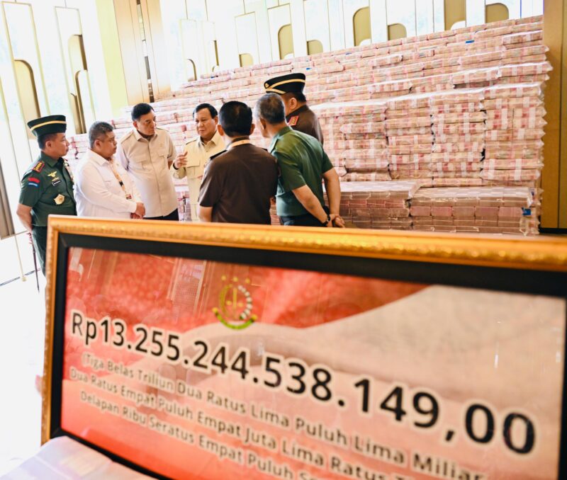 Presiden Republik Indonesia Prabowo Subianto dalam acara penyerahan uang pengganti kerugian negara sebesar Rp 13.255.244.538.149,00