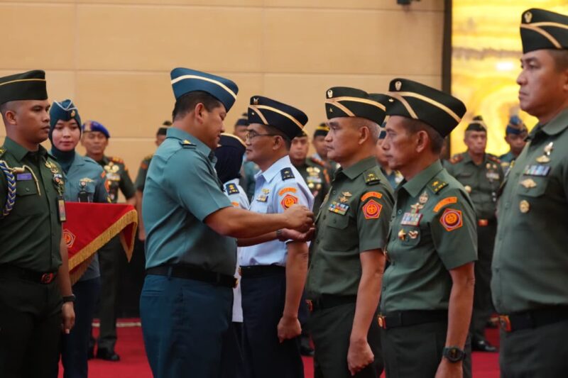 Inspektur Jenderal (Irjen) TNI Laksdya TNI Hersan mewakili Panglima TNI Jenderal TNI Agus Subiyanto memimpin upacara Serah Terima Jabatan