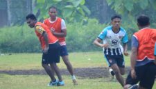 Satgas TNI Manunggal Membangun Desa (TMMD) ke-126 Kodim 1505/Tidore menggelar kegiatan olahraga sepak bola