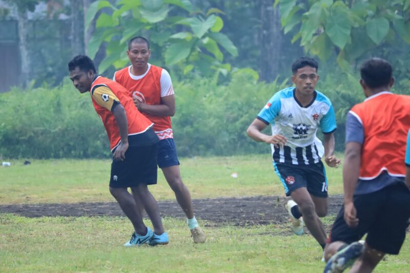 Satgas TNI Manunggal Membangun Desa (TMMD) ke-126 Kodim 1505/Tidore menggelar kegiatan olahraga sepak bola