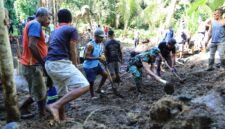 Personel Satgas TMMD ke-126 Kodim 1505/Tidore terus mempercepat pembangunan sumur air bersih yang menjadi harapan besar warga