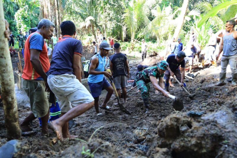 Personel Satgas TMMD ke-126 Kodim 1505/Tidore terus mempercepat pembangunan sumur air bersih yang menjadi harapan besar warga