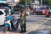 Babinsa Koramil 1710-02/Timika, Sertu Philipus Paringgi dan Kopka Irayan Faref, yang dengan sigap membantu mengatur arus lalu lintas