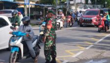 Babinsa Koramil 1710-02/Timika, Sertu Philipus Paringgi dan Kopka Irayan Faref, yang dengan sigap membantu mengatur arus lalu lintas